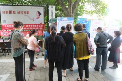 党员教师进社区 服务群众显担当——成都市盐道街小学得胜分校开展“千名党员教师进社区”教育咨询服务活动